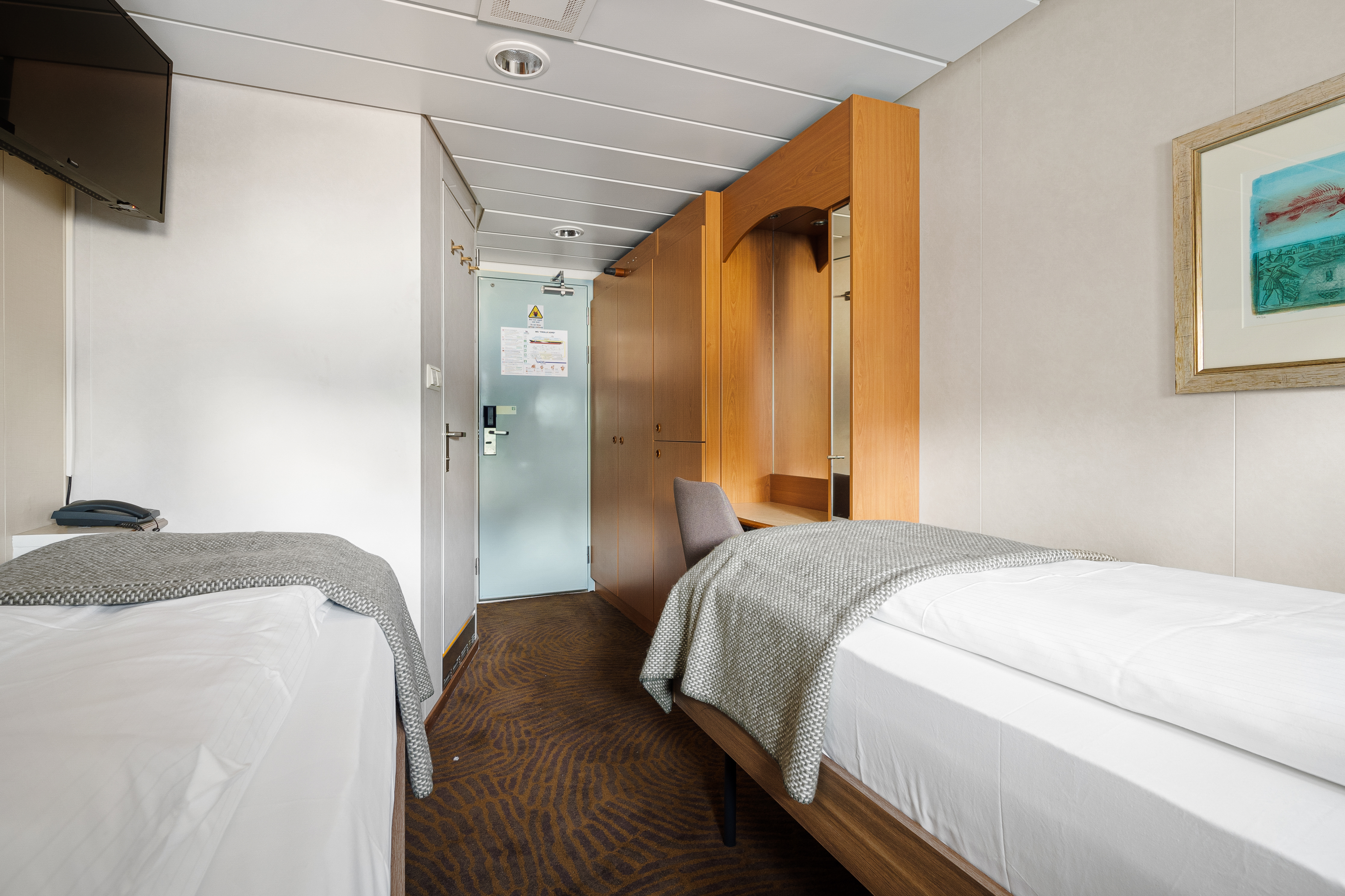 Polar Outside | Twin on lower deck with porthole